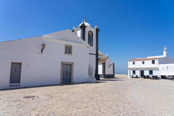 schöne kirche und platz des dorfes aldeia nova mit der weißen typischen fassade an einem sonnigen tag, algarve region, portugal - piazza nova stock-fotos und bilder