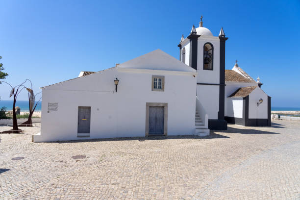 красивая церковь и площадь деревни алдея-нова с белым типичным фасадом в солнечный день, регион алгарве, португалия - piazza nova стоковые фото и изображения