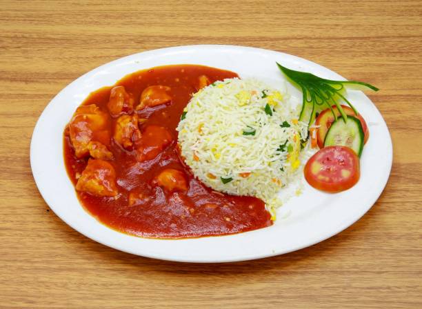 куриный ш�ашлык или курица маньчжурская с салатом жареный рис подается в блюде, изолированном на сером фоне бокового вида индийской, пакист� - kebab basmati rice vegetable steamed стоковые фото и изображения