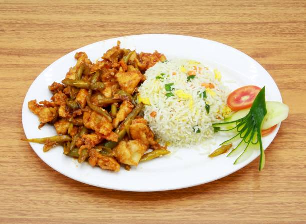 куриный чили сухой с жареным рисом и салатом подается в блюде, изолированном на сером фоне с боковым видом индийской, пакистанской кухни - kebab basmati rice vegetable steamed стоковые фото и изображения