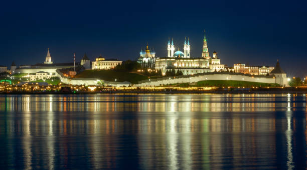 kasaner kreml am fluss bei nacht, tatarstan, russland - tatarstan stock-fotos und bilder