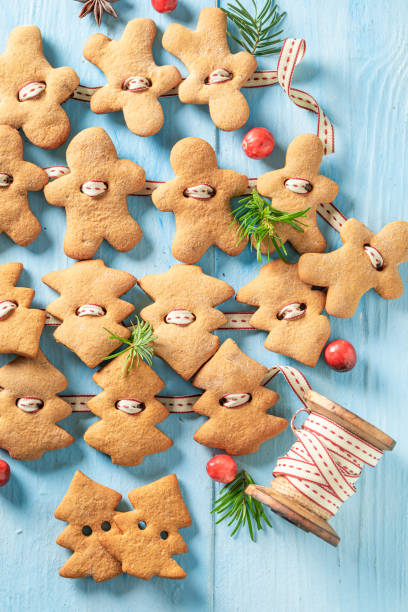 istock Aromatic gingerbread cookies chain as Christmas decoration. 1435813609
