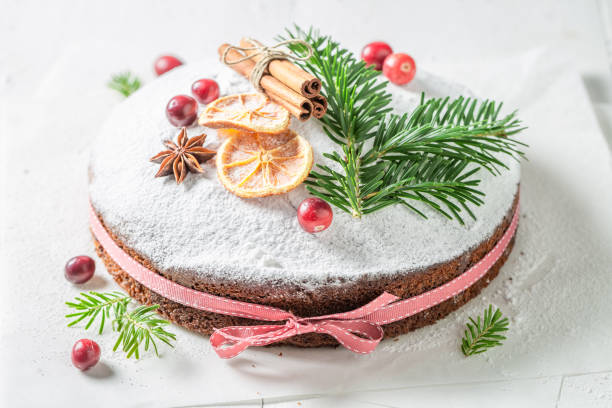 크리스마스를 위한 말린 과일과 달콤한 양귀비 씨앗 케이크. - 5950 뉴스 사진 이미지