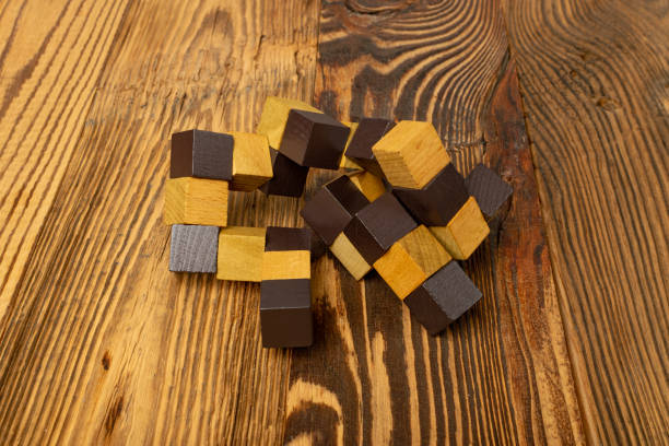 ウッドパズル、脳の体操、木製のロジックゲーム3dブロック - cube puzzle three dimensional shape block ストックフォトと画像