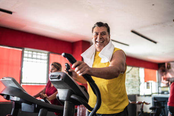 älterer mann trainiert auf einem laufband im fitnessstudio - mexico only men senior men mature men stock-fotos und bilder