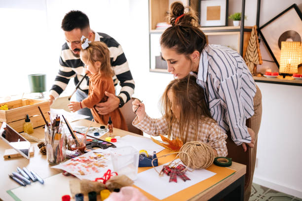 istock Family enjoys art 1435840288