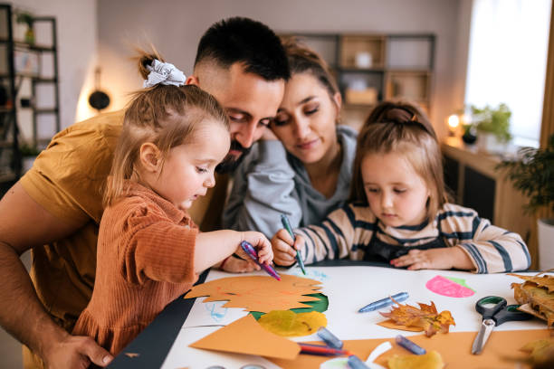 esta será uma verdadeira obra de arte - child autumn craft preschooler - fotografias e filmes do acervo