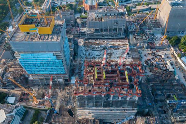vista aérea do canteiro de obras com guindaste torre construção urbana hora do rush de derramamento de concreto - foundation claude monet - fotografias e filmes do acervo