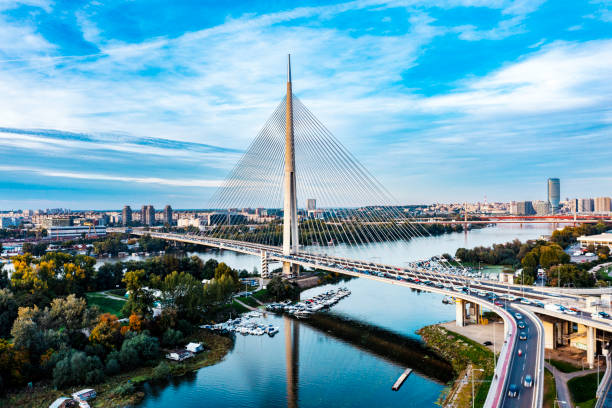 nouveau pont moderne sur la rivière sava, belgrade, serbie. - bridge connection contemporary suspension bridge photos et images de collection