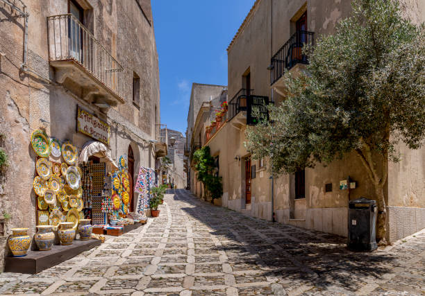 recuerdos sicilianos. antigua, típica calle estrecha y empedrada en erice, sicilia, italia - erice fotografías e imágenes de stock