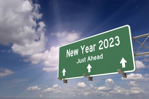 segnale autostradale di inizio strada per il nuovo anno 2023 - speed road sign sign forecasting foto e immagini stock