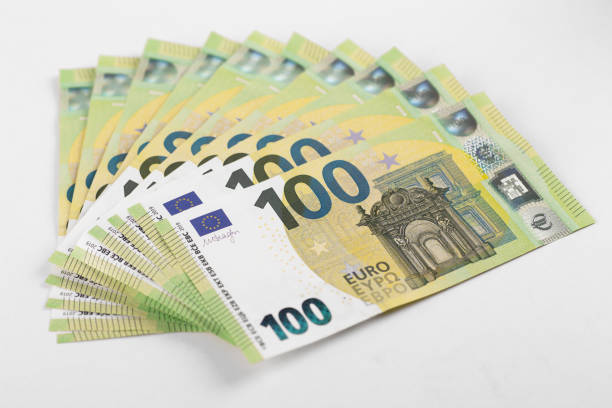 pila di banconote da 100 euro in primo piano. banconote europee in denaro contante. foto di alta qualità - one hundred euro banknote foto e immagini stock
