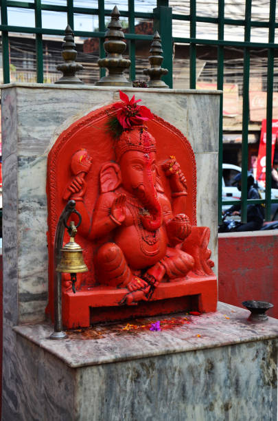 Ancient ganesha statue or ganesh figure lord of success in small shrine for nepali people and foreign travelers travel visit respect praying at thamel old town durbar square at Kathmandu Valley, Nepal antigua estatua de ganesha o figura de ganesh señor del éxito en un pequeño santuario para personas nepalíes y viajeros extranjeros visita de viaje respeto rezando en la plaza durbar del casco antiguo de thamel en el valle de katmandú, nepal