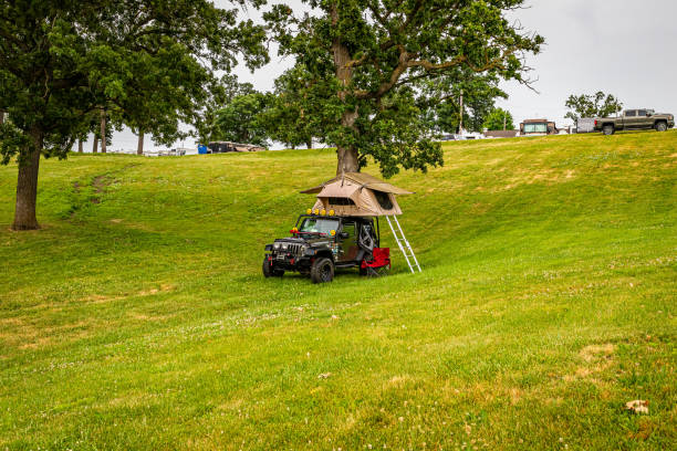 2015 jeep wrangler jk with rooftop tent - editorial sports utility vehicle car jeep imagens e fotografias de stock