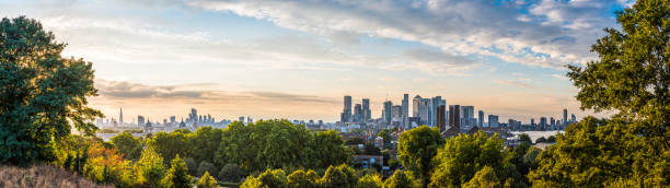 panoramy londynu i drapacze chmur otoczone panoramą drzew - london england canary wharf skyline cityscape zdjęcia i obrazy z banku zdjęć