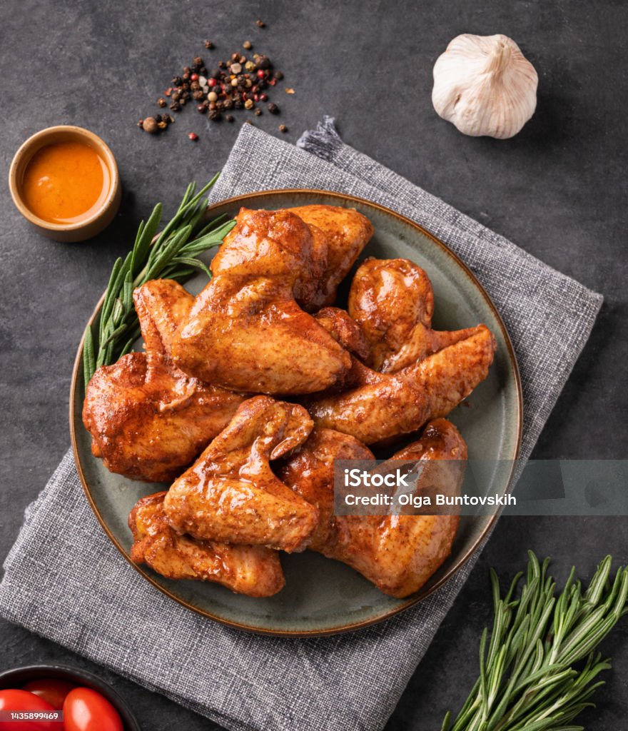 Cánh Gà Nướng Cay Với Nước Sốt Trên Đĩa Với Cà Chua Và Thảo Mộc ...