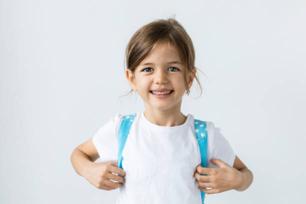 regreso a la escuela - t shirt child white portrait fotografías e imágenes de stock