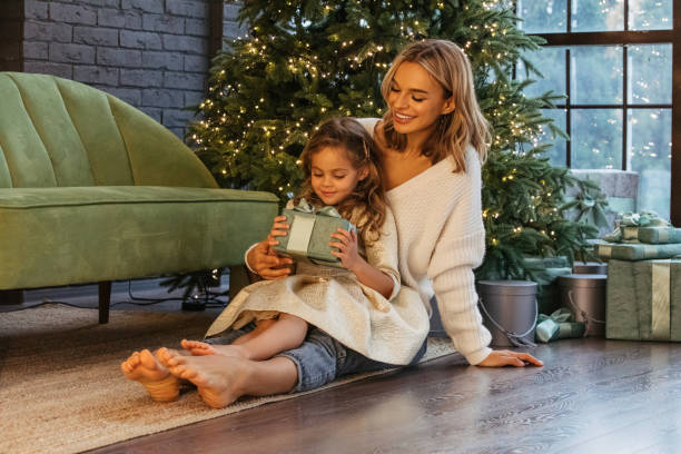 szczęśliwa mama z małym dzieckiem w świątecznej atmosferze - christmas child baby surprise zdjęcia i obrazy z banku zdjęć