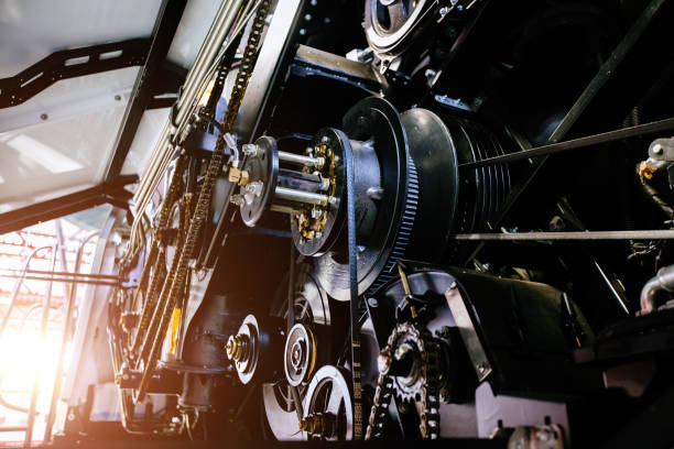 mecanismo de nova colheitadeira moderna de combinação agrícola. polias com cintos de acionamento - engine car truck hose - fotografias e filmes do acervo