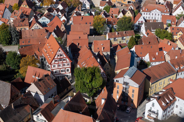 telhados de nordlingen, alemanha, dentro de suas muralhas da cidade, onde sua unesco reconheceu - rust - fotografias e filmes do acervo