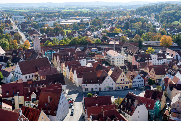 telhados de nordlingen, alemanha, dentro de suas muralhas da cidade, onde sua unesco reconheceu - rust - fotografias e filmes do acervo