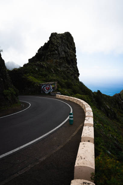 istock Bergstrasse auf Teneriffa 1435986013
