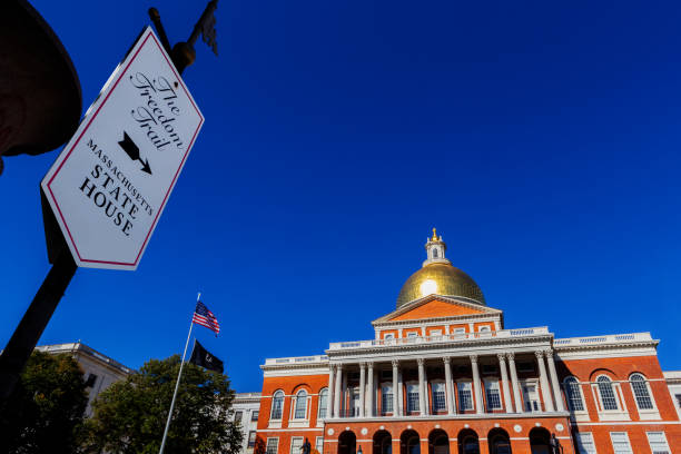 the freedom trail sign and the massachusetts state house - massachusetts capitol - boston massachusetts - boston massachusetts massachusetts state capitol state capitol building imagens e fotografias de stock