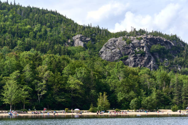 mały klif z widokiem na plażę nad jeziorem echo latem w parku stanowym frankonii, nh - franconia zdjęcia i obrazy z banku zdjęć