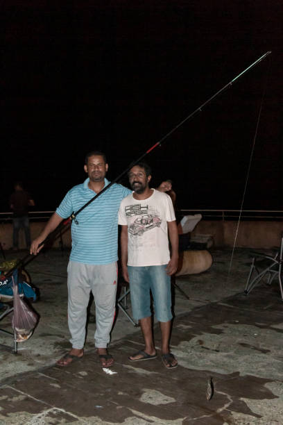 рыбаки джидды показывают улов дня - middle east flash стоковые фото и изображения