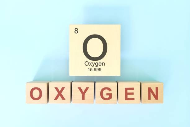 木製ブロックのフラットレイ組成の原子量と原子番号を持つ酸素化学元素記号。化学と科学のコンセプト。 - oxygen periodic table mass sign ストックフォトと画像