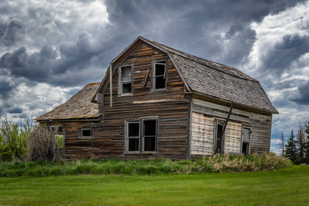 istock An old, abandoned building on the prairies of Saskatchewan 1436011545