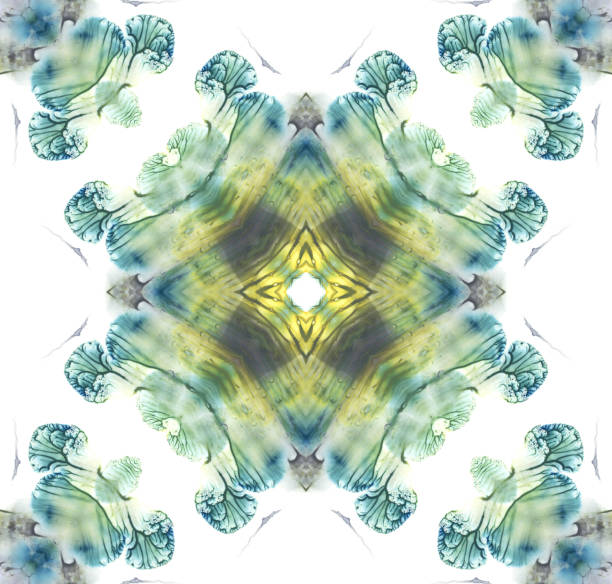 isolato su acquerello bianco giallo, blu e verde acqua dipinto emblema caleidoscopico su carta bianca. fine pittura simmetrica multicolore astratta. sfondo artistico multicolore simmetrico. motivo ad acquerello a forma di croce di colore brillante. - kaleidoscope fractal watercolour paints watercolor painting foto e immagini stock