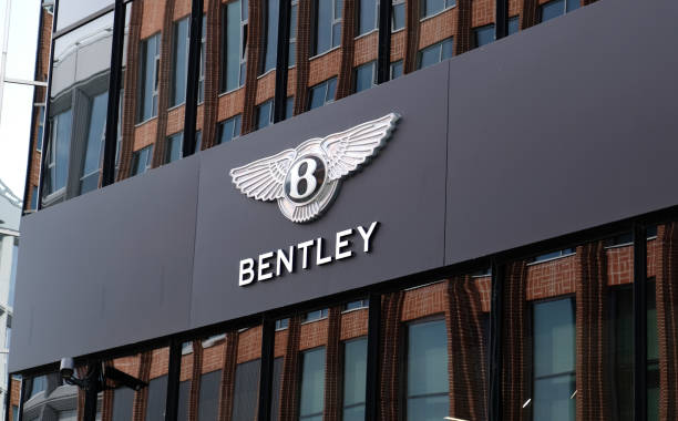 エストニア、タリンのディーラーオフィスのファサードビルにbentleyのロゴ - 2022年6月。ブランドのショールーム。ベントレーモーターズリミテッドは、英国の高級自動車メーカーです。 - bentley ストックフォトと画像