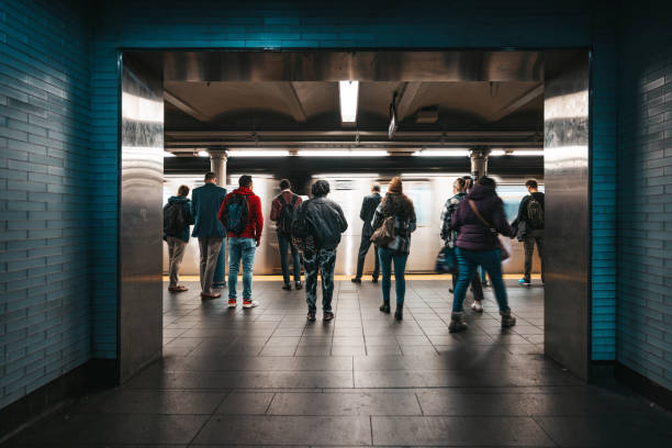 menschenmenge in einer new yorker u-bahn-station wartet auf den zug - train subway station people subway train stock-fotos und bilder