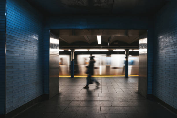 человек, выходящий из станции метро на манхэттене - subway station urban scene city new york city стоковые фото и изображения