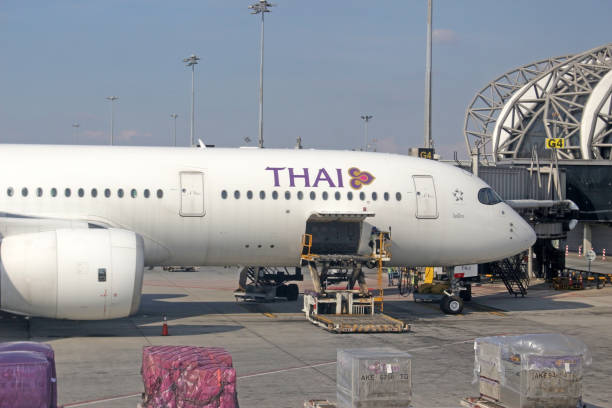 park odrzutowy thai airways w terminalu z otwartym lukem ładunkowym - thai airways zdjęcia i obrazy z banku zdjęć