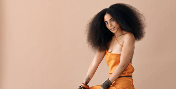 moda, uroda i włosy z czarną kobietą w studio na pastelowym kolorze tła ściennego z naturalnym lub kręconym afro. modelka, pielęgnacja włosów i sesja zdjęciowa z afrykańską kobietą pozującą do stylu lub mody - frizzy human hair fashion model african ethnicity zdjęcia i obrazy z banku zdjęć