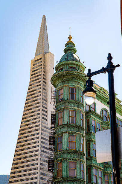 columbus tower und transamerica pyramid in san francisco, ca - columbus tower stock-fotos und bilder