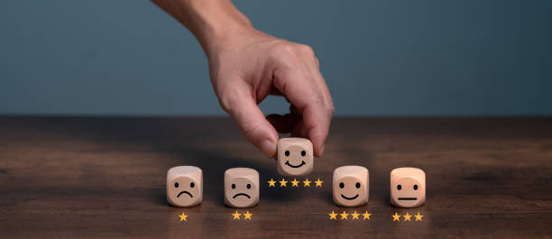Man hand pick up wooden smiling face box with five star rating icon for feedback review satisfaction service, Customer service experience and business satisfaction survey. mano del hombre recoger caja de cara sonriente de madera con icono de calificación de cinco estrellas para el servicio de satisfacción de revisión de comentarios, experiencia de servicio al cliente y encuesta de satisfacción empresarial.