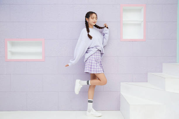 スポーティなファッションの若いアジア人女性のかわいいポートレート - ミニスカート ストックフォトと画像