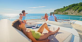familie-entspannend-auf-yacht.jpg?b=1&s=170x170&k=20&c=7rLdoEZvpAqycGrku-CaHhlQD-6IjEEqF_GiUC5JbFQ=