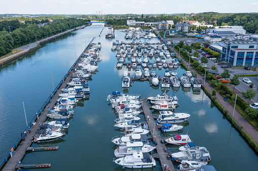 The Bergkamen marina is the largest yacht harbor in North Rhine-Westphalia. The marina was built on the site of an old loading port of a coal mine.