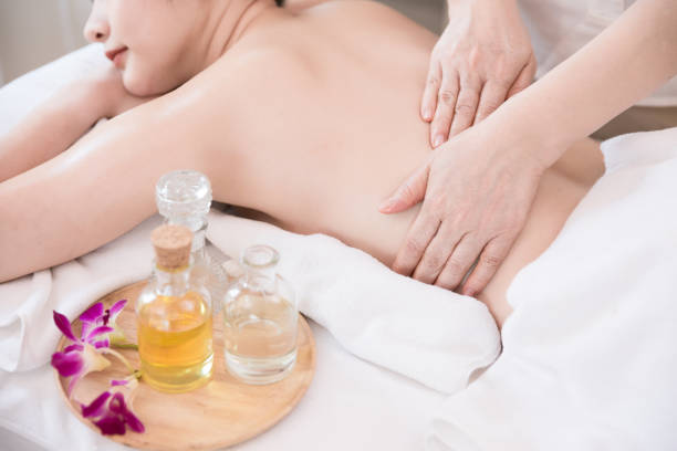 istock Relaxing oil massage at beauty spa salon. 1436102552