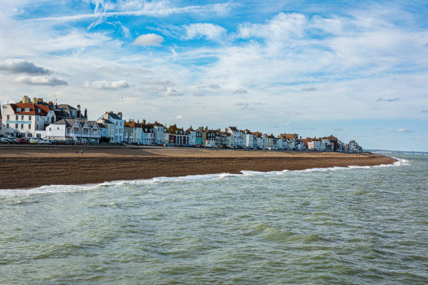 vista do negócio da praia, kent, inglaterra, reino unido - deal kent - fotografias e filmes do acervo