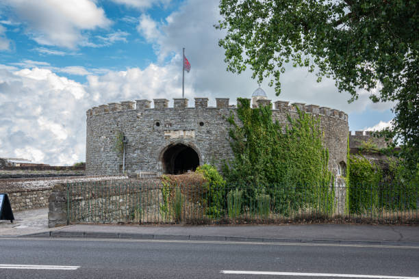 vista do castelo em acordo, kent, inglaterra, reino unido - deal kent - fotografias e filmes do acervo