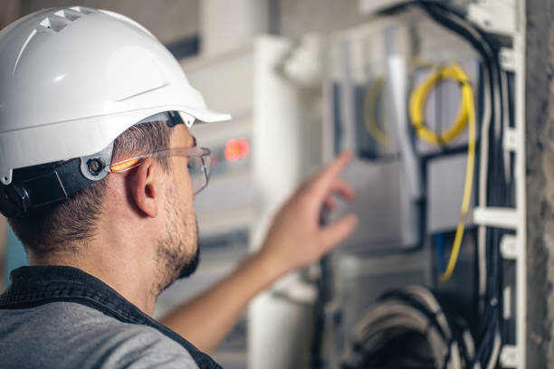 uomo, un tecnico elettrico che lavora in un centralino con fusibili. - musica industrial foto e immagini stock