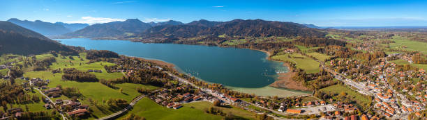 jezioro tegernsee w bawarii. jesień. krajobraz panorama - lake tegernsee zdjęcia i obrazy z banku zdjęć