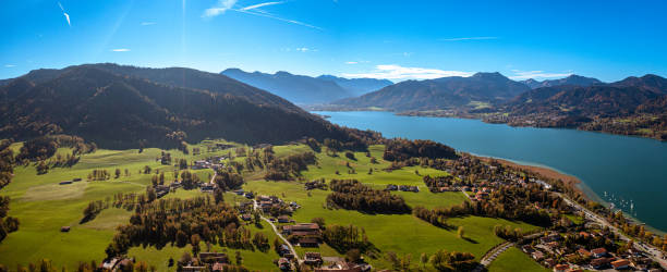 jezioro tegernsee w bawarii. jesień. krajobraz panorama - lake tegernsee zdjęcia i obrazy z banku zdjęć