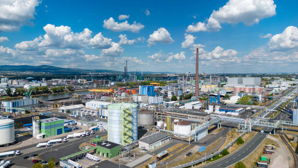 zakłady przemysłowe na zewnątrz - widok z lotu ptaka - oil refinery refinery fuel storage tank germany zdjęcia i obrazy z banku zdjęć