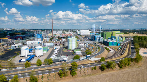 zakłady przemysłowe na zewnątrz - widok z lotu ptaka - oil refinery refinery fuel storage tank germany zdjęcia i obrazy z banku zdjęć